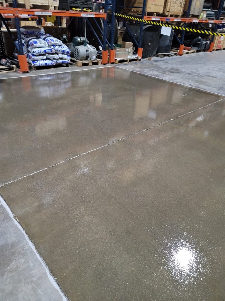 Polyaspartic is not only used for garages. This Pueblo commercial warehouse received a clear coating of polyaspartic to seal the concrete.

#ColoradoSpringsGarageFloors #Polyaspartic #CommercialFloors rfr.bz/ta073v5