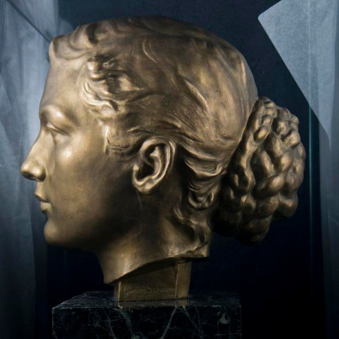 #Cejourlà en 1864 à Bordeaux naît #LucienSchnegg, sculpteur français et chef de file informel de la « bande à Schnegg ».

Lucien Schnegg, « Buste de Jane Poupelet », vers 1900, Ronde-bosse en bronze doré - Socle en marbre noir veiné, détail © Musée des Beaux-Arts de Bordeaux