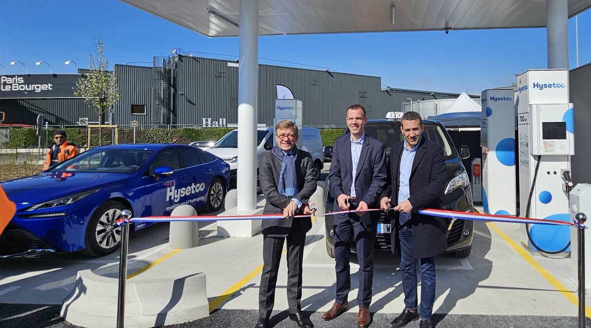 #BreakingNews 🤩 Ouverture de notre nouvelle station de recharge #hydrogène à l’aéroport Paris-#LeBourget ✈️ ⛽️ Avec une capacité actuelle de distribution de 650 kg/jour à 350 et 700 bar, elle sera bientôt équipée d’un #catalyseur et produira sur site 1 tonne/jour