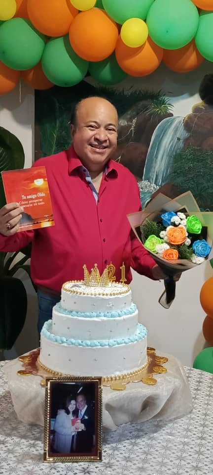 arclave's tweet image. Con mucha alegría, felicidad, gozo y gloria celebré, honre y agradeci el 21 Aniversario de la publicación de mi primer libro y de mi carrera como escritor.Gracias a todos los que me han acompañado en ese camino.Adelante siempre.