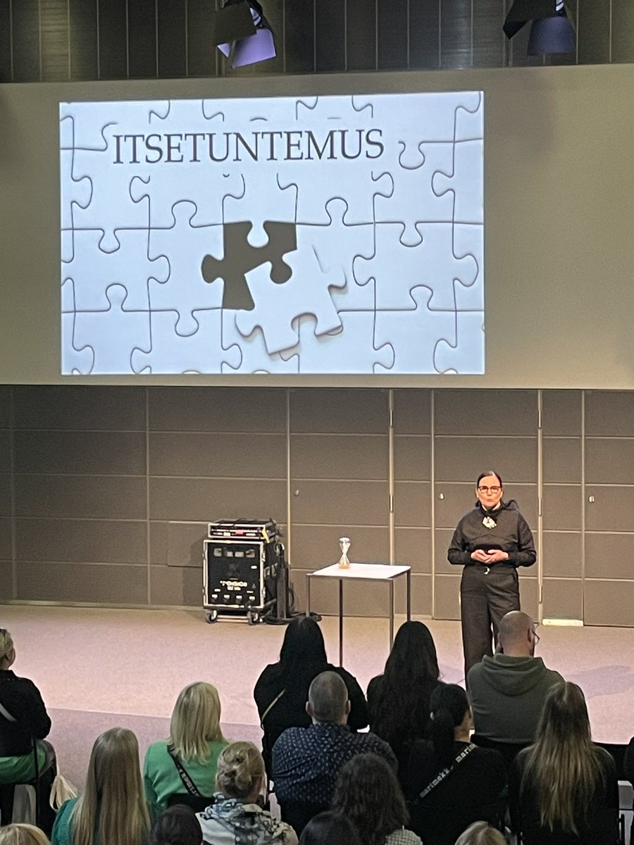 Tunnetko itsesi ja tarpeesi? kysyy @LyytinenNina itsensä johtamisen puheenvuorossaan <a href="/Workgoeshappy/">Work goes happy International</a> #wgh2024
PS esiintyjän kognitiivinen proteesi lähtee käsidesillä 😉