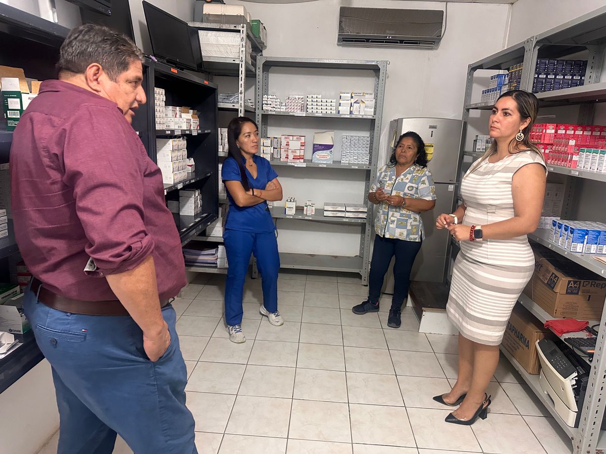 IESSStaElena's tweet photo. #IESSteInforma | La directora provincial del @IESSStaElena, Doris Mazzini, recorrió el dispensario San Vicente 4 del @IESS_SSC para constatar el abastecimiento de medicina en esta unidad de salud. https://t.co/LcqahWjmKM