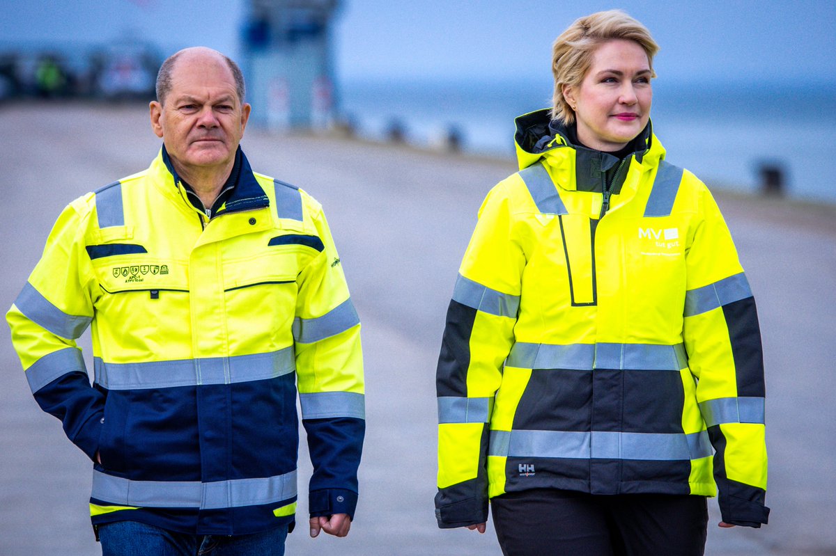 Dieter_Stein's tweet photo. Gefährderansprache durch den Bundeskanzler. In Lubmin stellt er am 14. Januar 2023 MP Manuela Schwesig bei der Erkundung des LNG-Terminals, als sie eine Jacke mit den Initialen „HH“ trägt. Kurz darauf führen sie drei Polizisten zu einer Einvernahme ab. @HellyHansen #loretta https://t.co/yoexZTXsPH