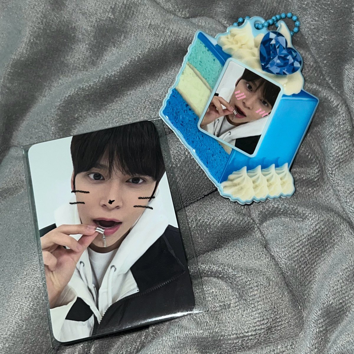 은석이 생일 엠디 포카 너무귀야움 ㅠㅠ