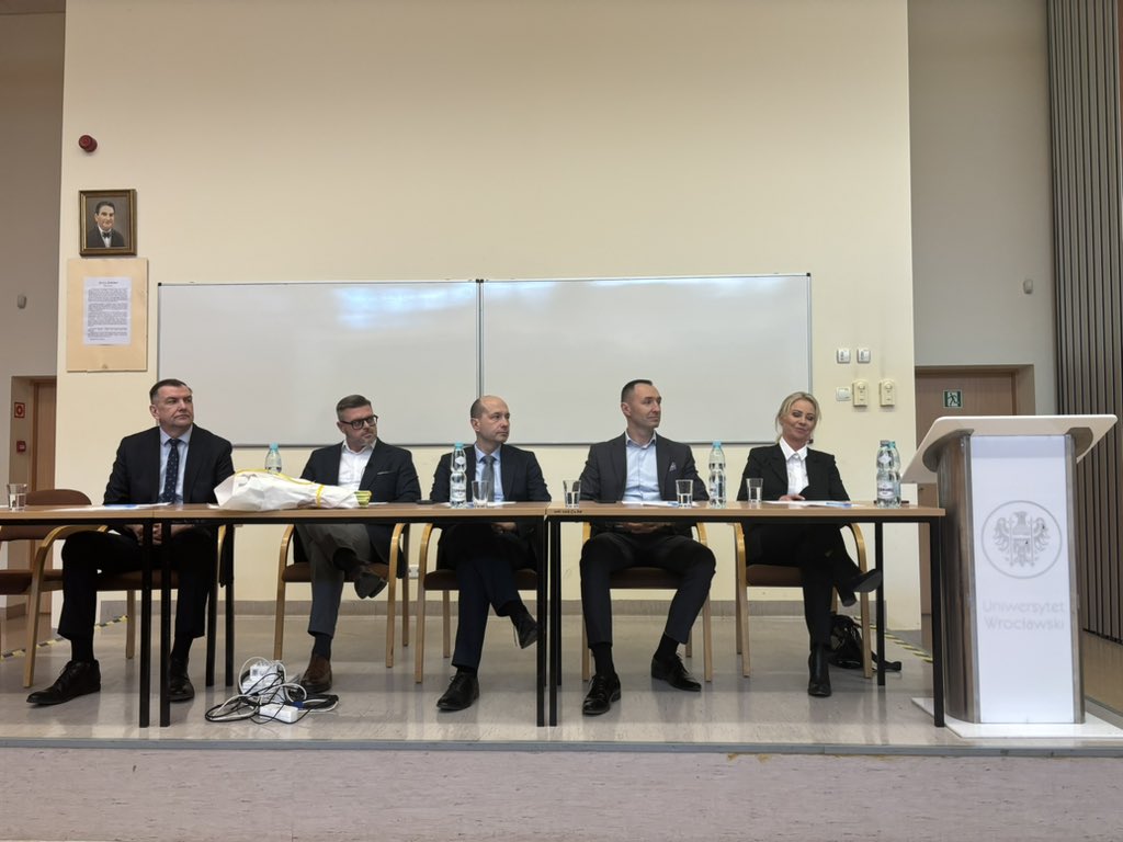 Debata na stanowisko prezydenta Wrocławia w składzie:
-<a href="/BodnarIzabela/">Izabela Bodnar</a> 
-<a href="/lukaszkasztel/">Łukasz Kasztelowicz</a> 
-<a href="/GrzegorzPrigan/">Grzegorz Prigan</a> 
-<a href="/RobGrzechnik/">Robert Grzechnik</a> 
- <a href="/MichalakJerzy/">Jerzy Michalak</a> 

Zabrakło jedynie obecnego prezydenta <a href="/SutrykJacek/">Jacek Sutryk</a> 

<a href="/prwpl/">Radio Wrocław</a> 

#Wrocław #WyborySamorządowe