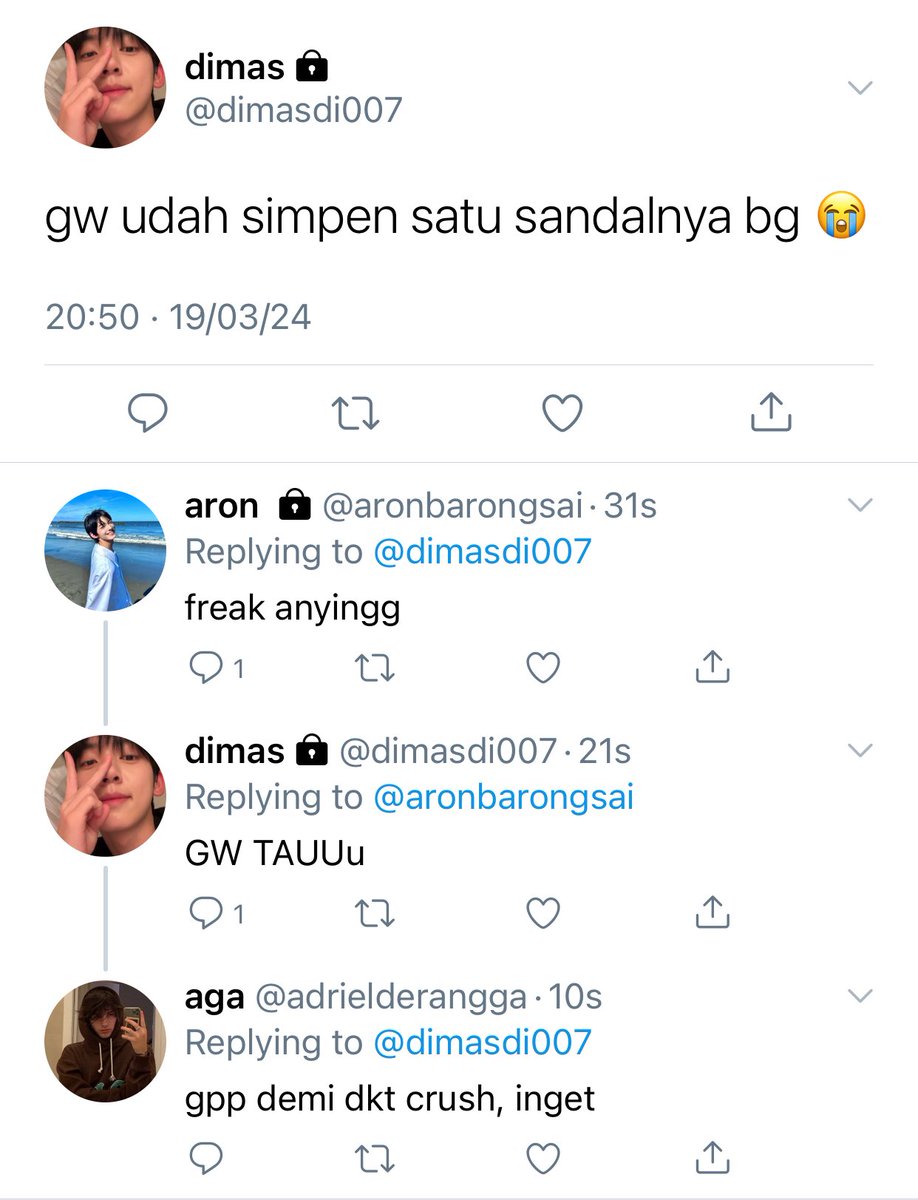bulmoonn's tweet photo. pdkt dengan normal?? No. pdkt dengan nyuri sandalnya? Yes! https://t.co/NZxHYCcpe4