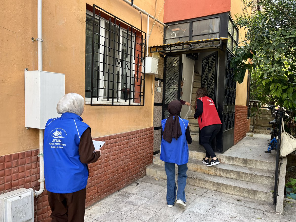 GSB_AydinGM's tweet image. Ramazan ayının bereketi ve manevi atmosferiyle birlikte, Aydın Gençlik Merkezi olarak liderlerimiz ve gönüllü gençlerimizle bir araya gelerek ihtiyaç sahiplerine Ramazan kolilerimizi ulaştırdık. #Ramazan #Yardımlaşma #AydınGençlikMerkezi 🌙🤝