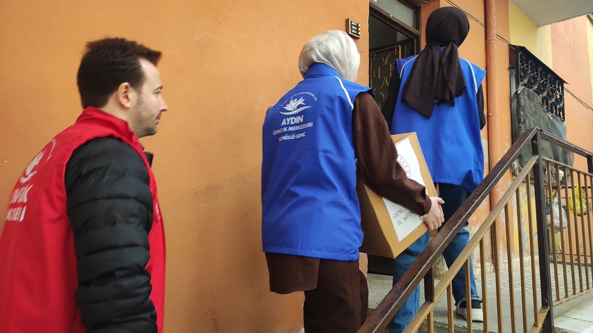 GSB_AydinGM's tweet image. Ramazan ayının bereketi ve manevi atmosferiyle birlikte, Aydın Gençlik Merkezi olarak liderlerimiz ve gönüllü gençlerimizle bir araya gelerek ihtiyaç sahiplerine Ramazan kolilerimizi ulaştırdık. #Ramazan #Yardımlaşma #AydınGençlikMerkezi 🌙🤝
