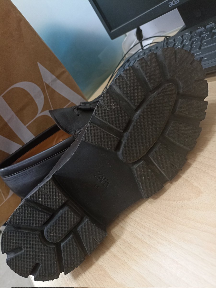 RajivGarg666801's tweet photo. @ZARA_Care Disappointed with @ZARA's service request to exchange shoe for the next size purchased before 15 days, they refused to change my shoe today.Attaching all the pictures of shoe along with the bill, As a loyal customer I expect better service. #CustomerExperience #Zara https://t.co/mucOhNfCun