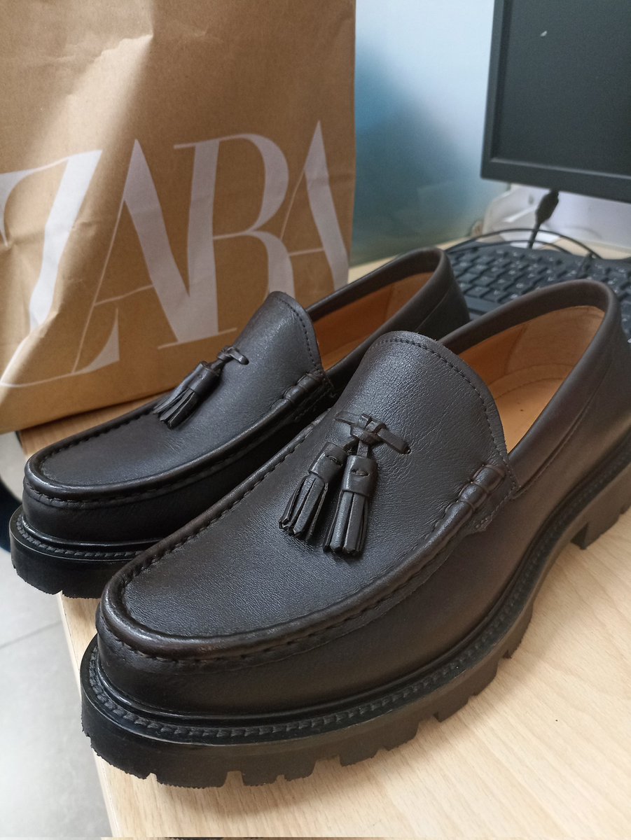 RajivGarg666801's tweet photo. @ZARA_Care Disappointed with @ZARA's service request to exchange shoe for the next size purchased before 15 days, they refused to change my shoe today.Attaching all the pictures of shoe along with the bill, As a loyal customer I expect better service. #CustomerExperience #Zara https://t.co/mucOhNfCun