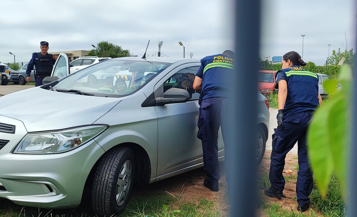 LeoPedrouza's tweet photo. El niño de 5 años le empezó a tirar al delincuente con los autitos de juguete que tenía en el asiento. Luego de abandonado el auto, el pequeño pidió ayuda. En Teledía 12.25 todos los detalles @TelenocheUy https://t.co/u0DKDbPWdp