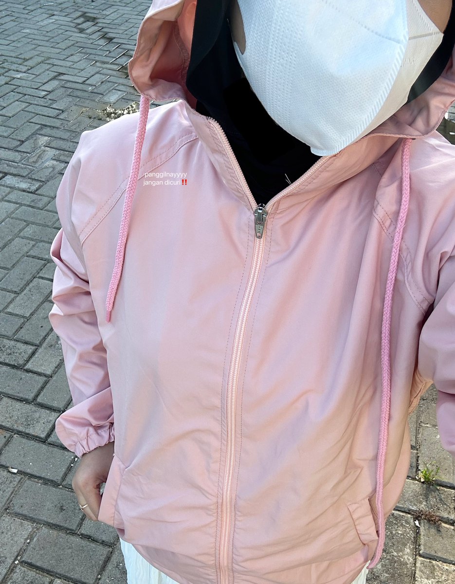 panggilnayyyy's tweet image. penemuan dari ngubek2 sopii yg akhirnya menemukan jaket parka dan kata temen gue mirip brand sebelah yg harganya 499🤏🏻😭

ini cuma 100rban pdhl😅🙏🏻