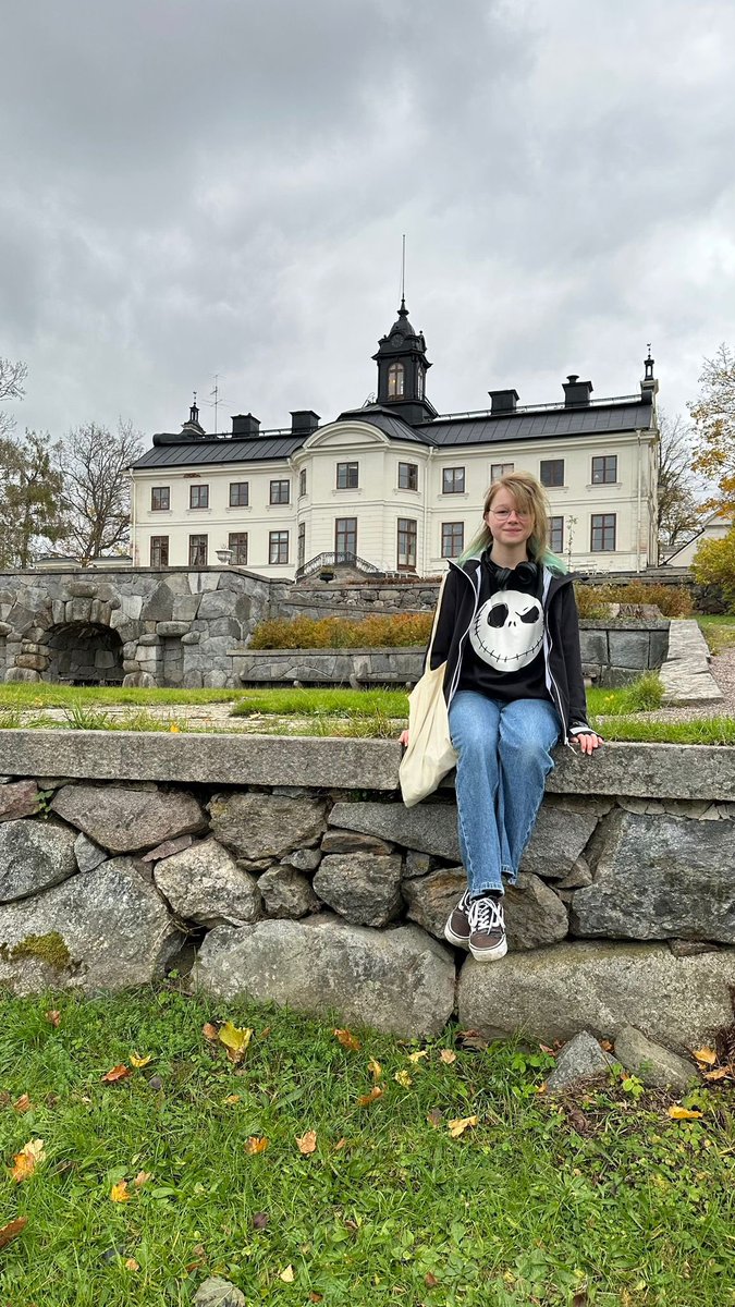 Rixt058's tweet photo. Still one of my biggest flexes, I’ve been to hillerska (aka kaggeholms schloss) back in November so every time I watch young royals I immediately think “OMG I’ve been there😍” only had to travel like 6 hours total to get there🤭 (I live in the Netherlands) I loved season 3🥹💜 https://t.co/xWu7HNaR4l