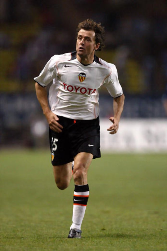 VCFVintage's tweet photo. 📸 | ¿El mejor lateral izquierdo en la historia del club? 

Os leemos 👀

#VCFVintage https://t.co/9TuiNipRZc