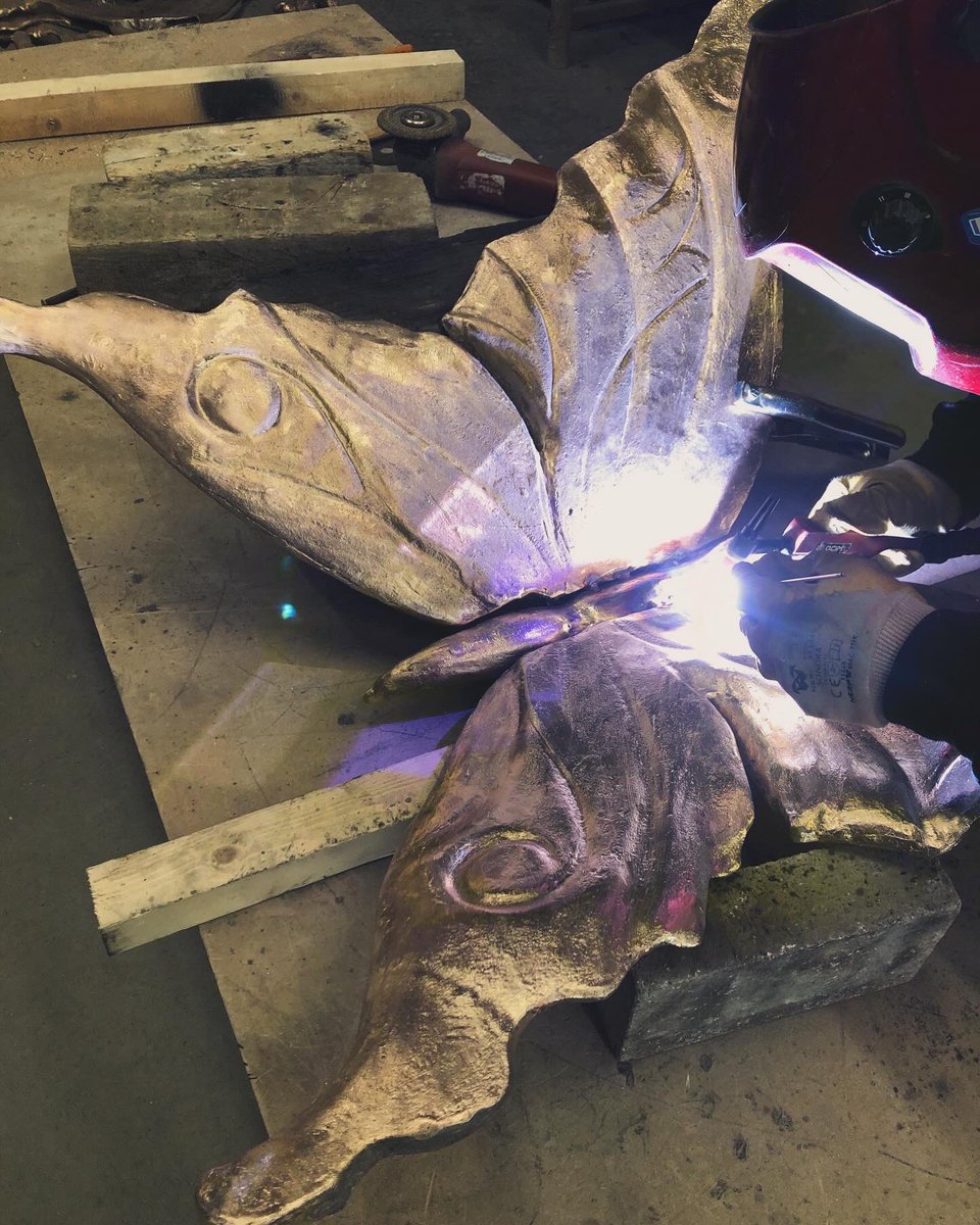 abelescultore's tweet photo. Una carezza nel vento 🦋 🦋 🦋
Monumento in marmo e bronzo di 4 mt
Montaggio e prove tecniche
#farfalle #butterflyes #hand #symbol #wind #abelevadacca #high #bronze #marble #marmo #sculpture #allavoro #atwork https://t.co/ixkFSRTe1n
