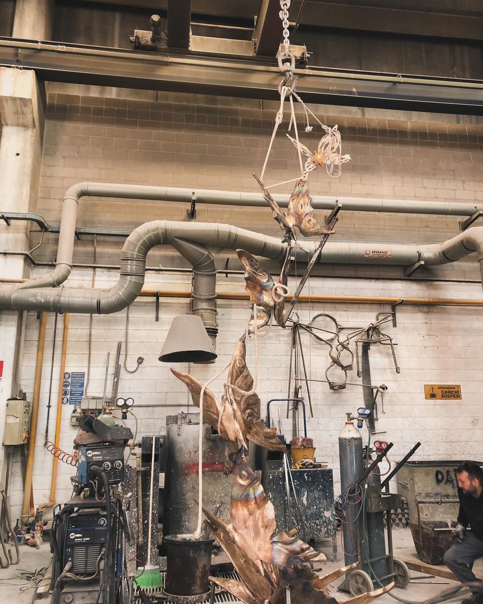 abelescultore's tweet photo. Una carezza nel vento 🦋 🦋 🦋
Monumento in marmo e bronzo di 4 mt
Montaggio e prove tecniche
#farfalle #butterflyes #hand #symbol #wind #abelevadacca #high #bronze #marble #marmo #sculpture #allavoro #atwork https://t.co/ixkFSRTe1n