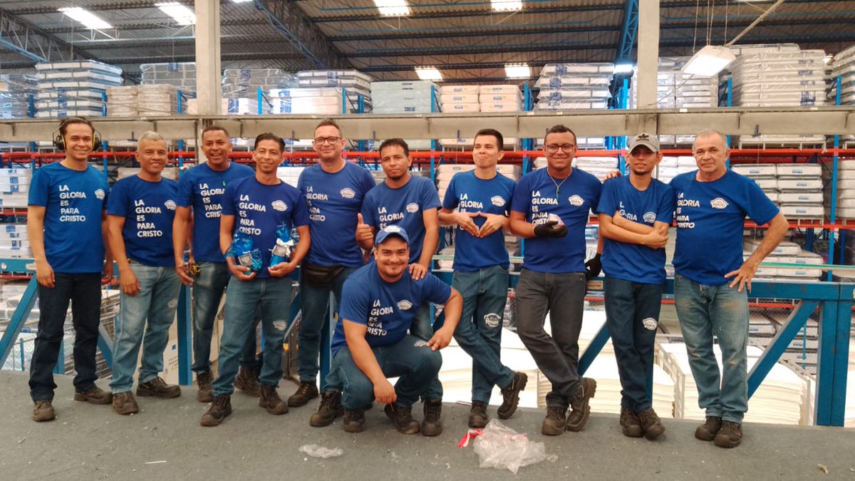monchonacho2012's tweet photo. Gracias a mis chicas por el detalle y el grupo de trabajo de la sección de costura feliz día muchachos. https://t.co/rjPNoSAgMk