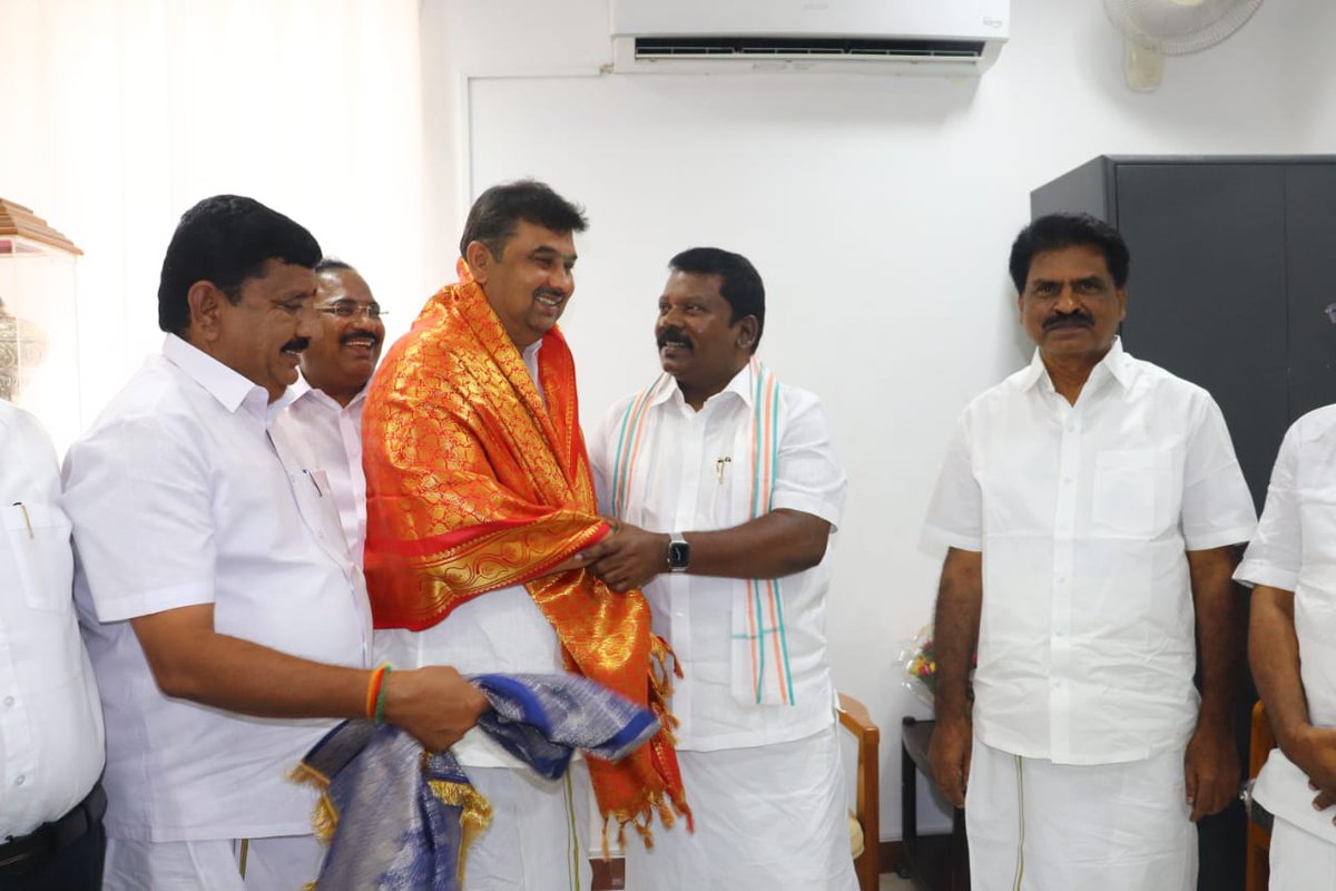 Arappor's tweet photo. வாக்காளர்கள், அரசியல் கட்சிகளின்  சின்னங்களை பார்த்து வாக்களிக்காமல் வேட்பாளர்களின் தரத்தை பார்த்து வாக்களிப்பார்கள் என்ற பயம் இருந்தால் சூரியமூர்த்தி போன்ற ஆணவக்கொலை ஆதரவாளரை இவ்வாறு வெளிப்��டையாக ஆதரிப்பார்களா? 
https://t.co/yyqzWk2U0C 

உங்கள் தொகுதி வேட்பாளர்கள் யார் என்பதை அறிந்து கொண்டு வாக்களிக்க அறப்போர் இயக்கம் உங்களுக்கு கைபேசி செயலி வாயிலாக எளிதான ஒரு வாய்ப்பை அளிக்க இருக்கிறது. இந்த முயற்சிக்கு உதவ விரும்புபவர்கள் https://t.co/aCvE8c9Neq இந்த இணைப்பில் உங்கள் விவரங்களை பதிவு செய்யுங்கள். 

#Arappor KNOW YOUR CANDIDATES #Election2024