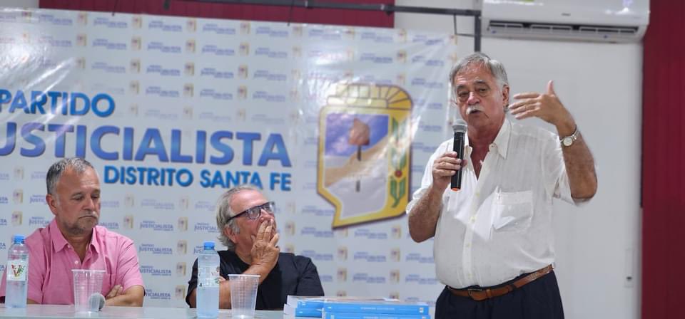 PJ_SantaFe's tweet photo. 🎞️ Se presentó el Documental "Postas de la Memoria"
🤝Gracias a lxs compañerxs q realizaron este proyecto y nos entregaron para el partido ejemplares sobre la historia de compañerxs desaparecidxs del centro norte de la Pcia de Sta Fe en la última dictadura militar

#NuncaMas https://t.co/xEkUkgGzMR