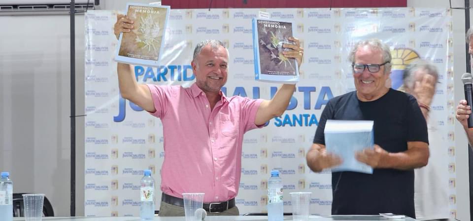 PJ_SantaFe's tweet photo. 🎞️ Se presentó el Documental "Postas de la Memoria"
🤝Gracias a lxs compañerxs q realizaron este proyecto y nos entregaron para el partido ejemplares sobre la historia de compañerxs desaparecidxs del centro norte de la Pcia de Sta Fe en la última dictadura militar

#NuncaMas https://t.co/xEkUkgGzMR