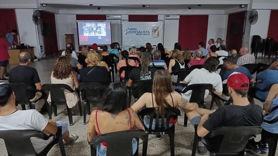 PJ_SantaFe's tweet photo. 🎞️ Se presentó el Documental "Postas de la Memoria"
🤝Gracias a lxs compañerxs q realizaron este proyecto y nos entregaron para el partido ejemplares sobre la historia de compañerxs desaparecidxs del centro norte de la Pcia de Sta Fe en la última dictadura militar

#NuncaMas https://t.co/xEkUkgGzMR