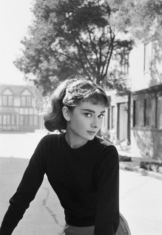 TheCinesthetic's tweet photo. Audrey Hepburn photographed by Mark Shaw. https://t.co/oghHMlmUy4