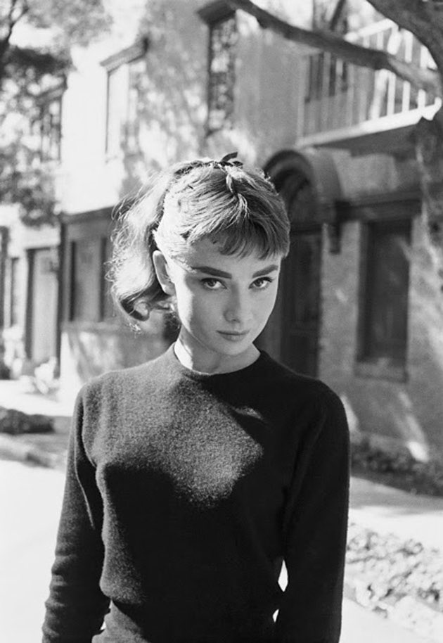 TheCinesthetic's tweet photo. Audrey Hepburn photographed by Mark Shaw. https://t.co/oghHMlmUy4