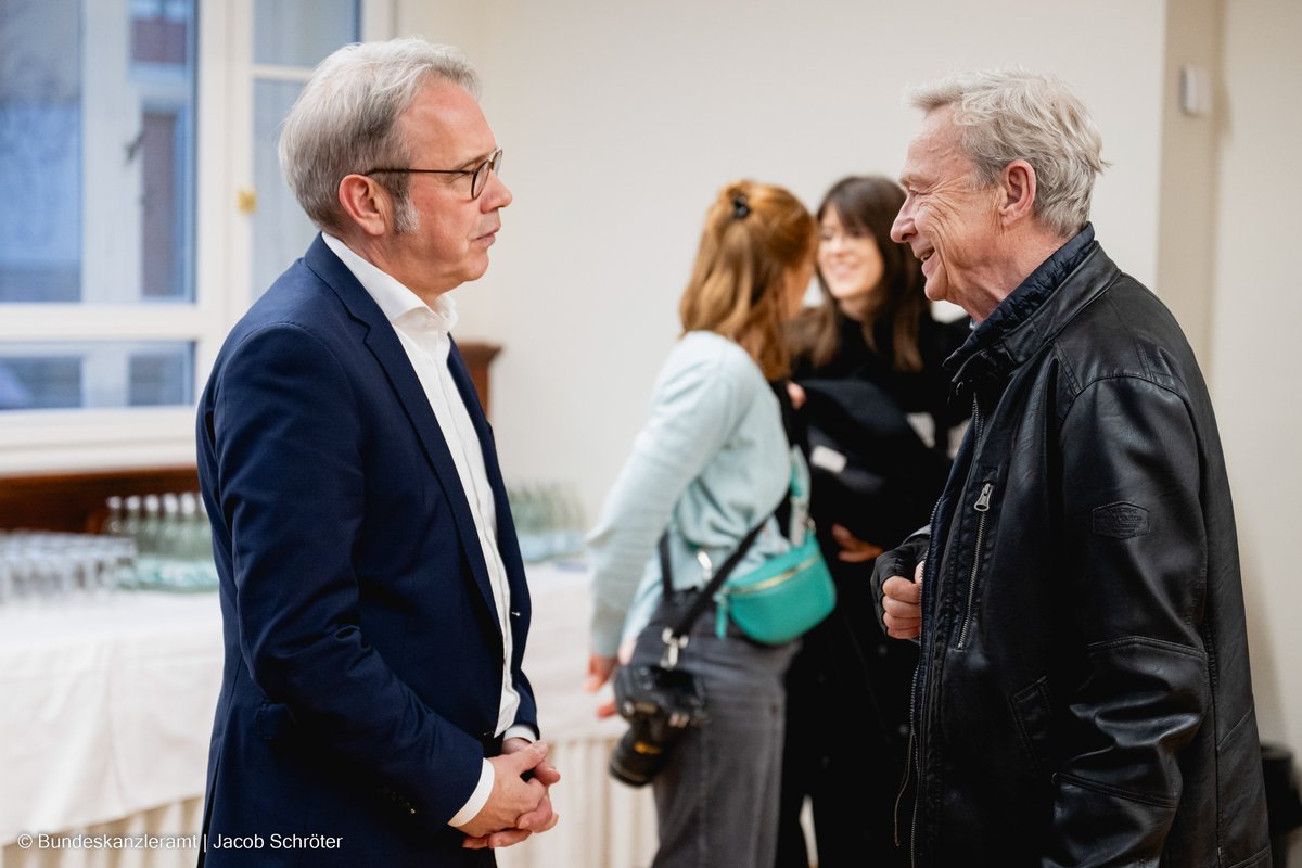 TMIKThueringen's tweet photo. „Was bewegt die Menschen in Jena?“ - Diese Frage stellte gestern Abend #Staatsminister @schneidercar den Bürgerinnen und Bürgern im Volkshaus #Jena. Auch Minister @GeorgMaier8 nahm an der #Dialogtour des Ostbeauftragten teil und kam mit den Menschen vor Ort ins Gespräch. 🗣️ (mw) https://t.co/aDFDhHHisl