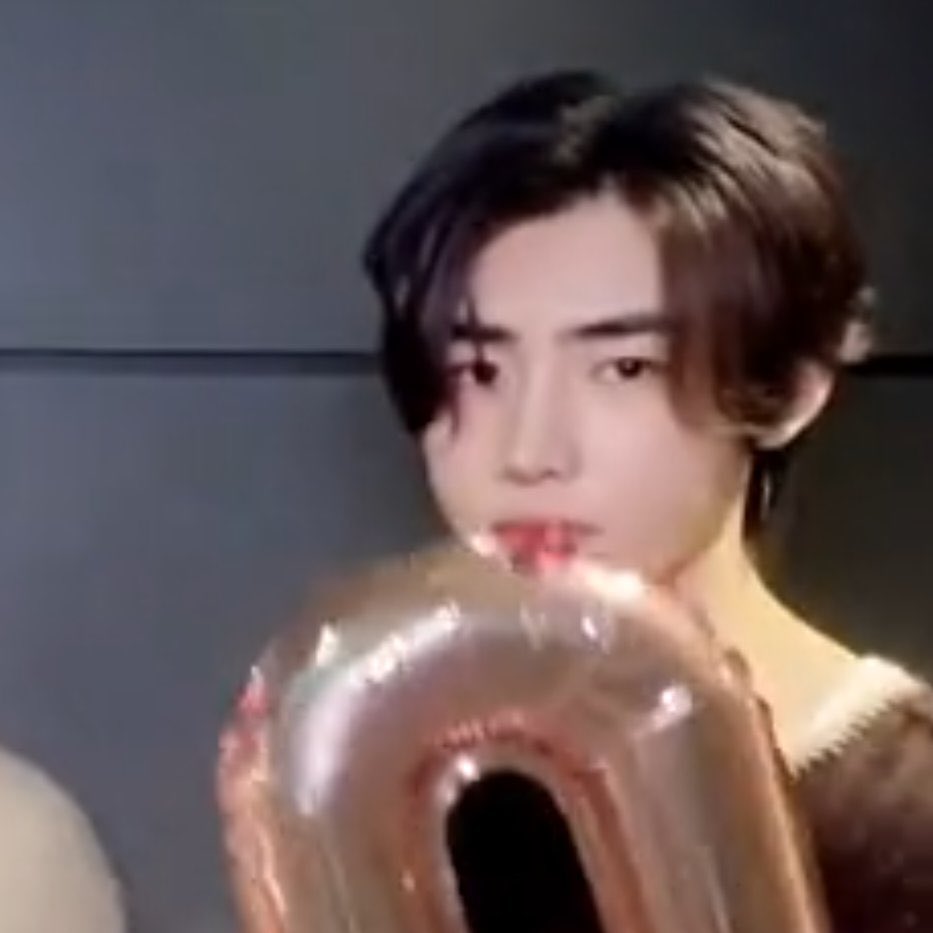 ชื่อ : ซองฮุน
ตำแหน่ง : ขี้งอน