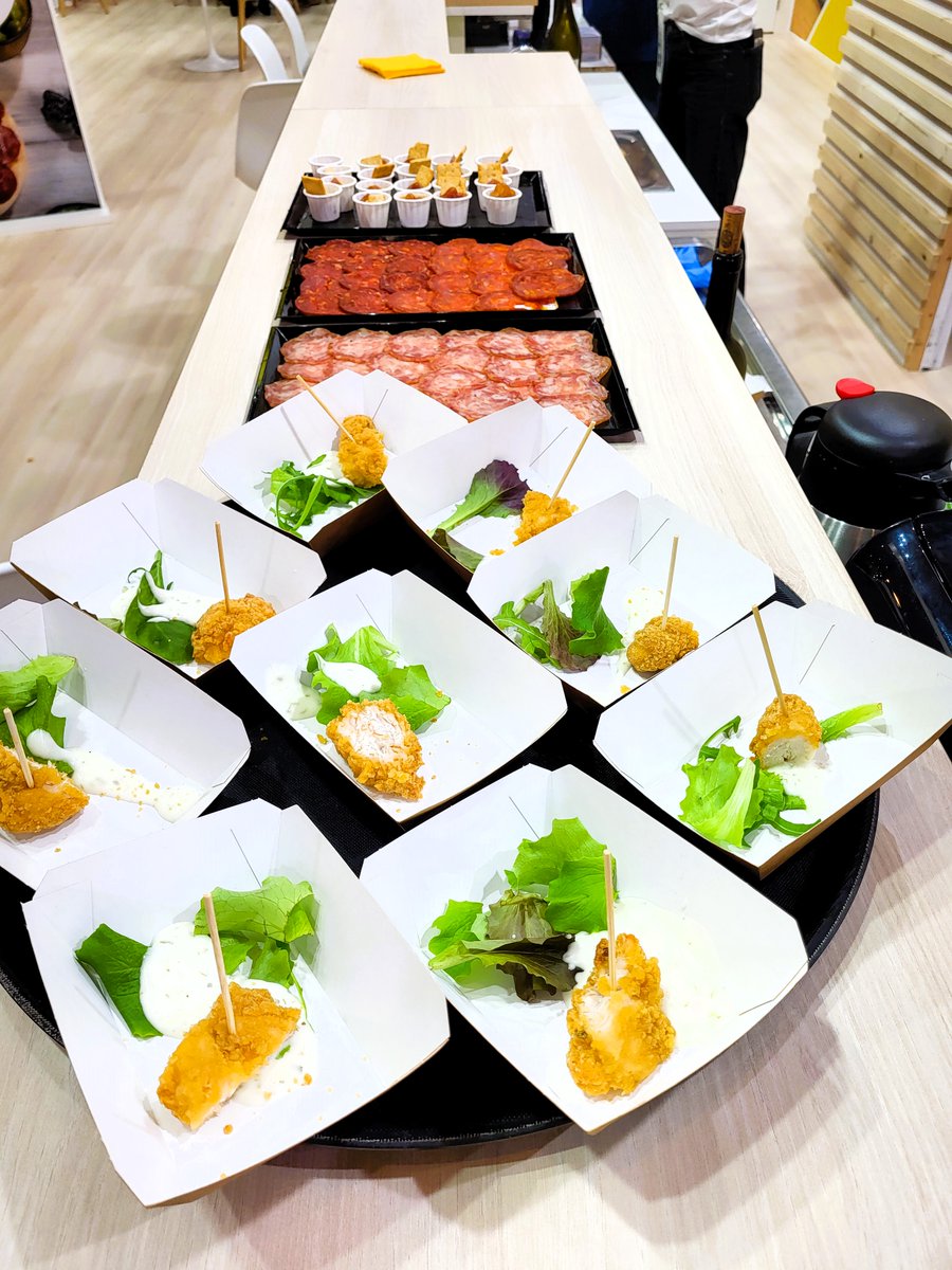 Grupo_Uvesa's tweet photo. Día2️⃣en @AlimentariaBCN📸Aquí nuestro equipo #comercial volcado en el lanzamiento de la gama #foodservice para #hostelería y #RestauraciónOrganizada y en nuestro #embutido de #pollo #alpico y #basmahal
😋Y #degustaciones: ¡pasen y prueben!
@Fira_Barcelona - #Intercarn #stand 301 https://t.co/6Fi5q08cA4