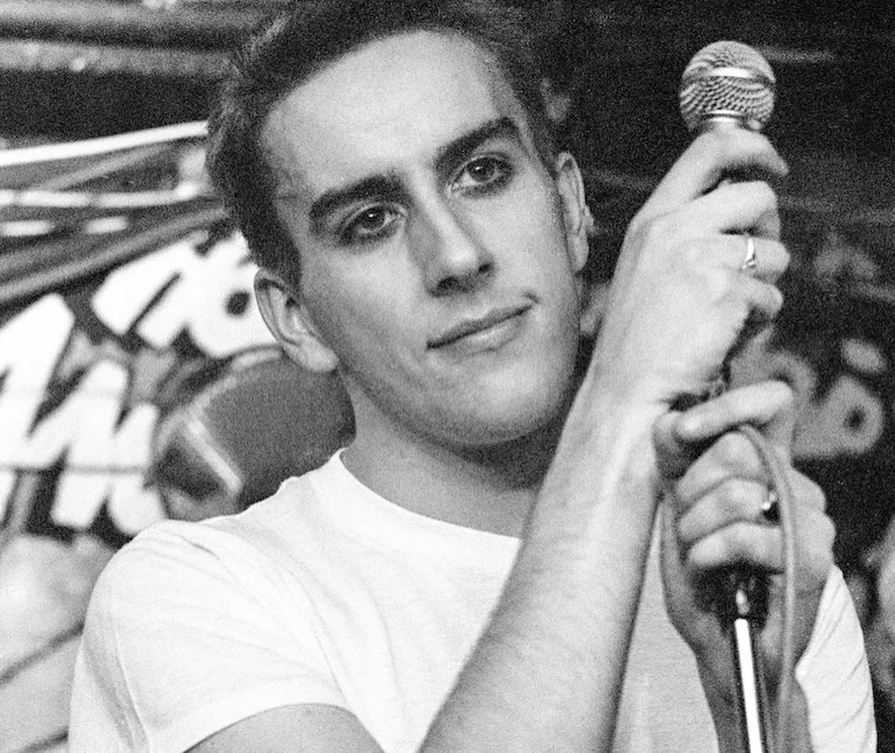 Born today in 1959 @terryhall_ legend singer of @thespecials legend of the #Ska 🇬🇧 Oggi ricorderemo #Terryhall morto nel 2022 poi a @RevolverShow poi spazio a @QueenWillRock @BonJovi @OzzyOsbourne @DavidBowieReal @BlondieOfficial @talkingheads @JohnCougar30744 @marklanegan Volume