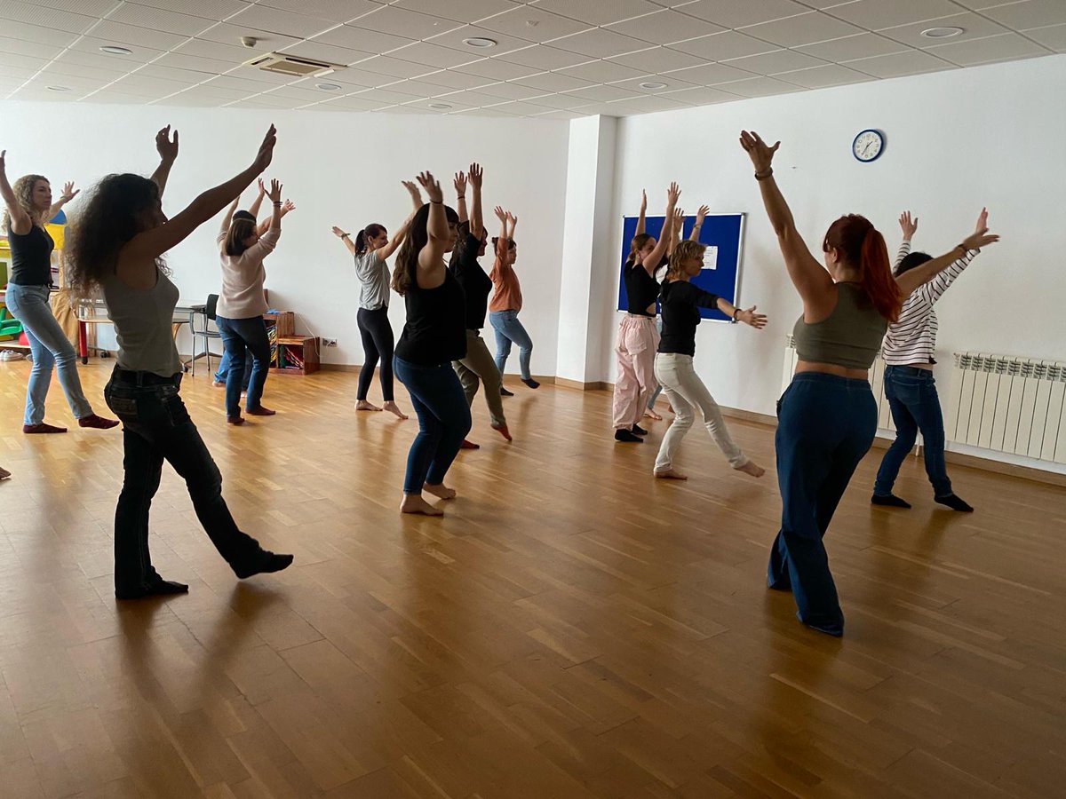 TascaProjectes's tweet photo. Jornada d’acollida de nous membres a l’equip del Programa de Gent Gran: avui fem dinàmiques de grup per a la cohesió de l’equip, exercicis de confiança i escolta, experimentació i improvisació. https://t.co/0OpaLKeIYl