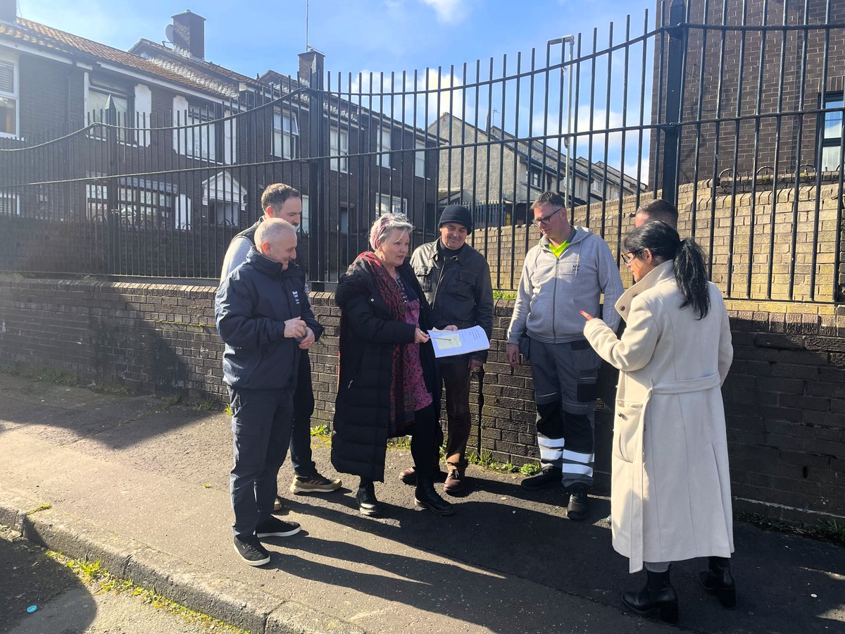 SuppCommunities's tweet photo. Itโs a beautiful day for an #estateinspection in North Belfast today!
Our CDO, Matthew, was out with the @ArdoyneAdvice this morning, taking note of a wide range of issues to address in the area and getting a bit of a sunburn in the process๐ Great to see everyone! https://t.co/CmhdCPRB2X