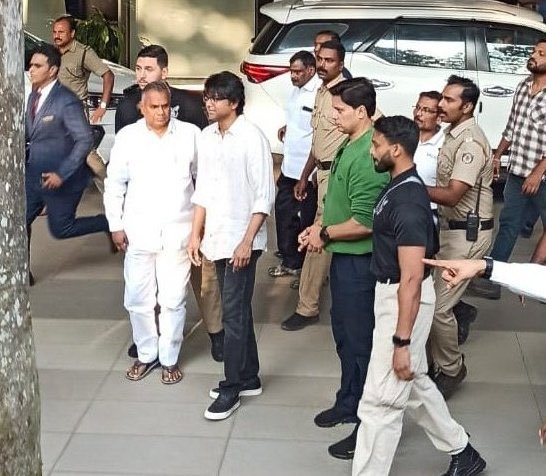 MythirayanB's tweet photo. #ThalapathyVijay's latest hotel click surrounded by fans before heading to the Night shoot of #TheGreatestOfAllTime at Greenfield Stadium.😍

#TVK #TVKParty https://t.co/hOkzUK1Qr4