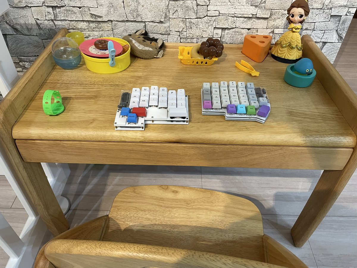最近帰宅すると、よく娘の机の上に私のキーボードが移動しています。
この二つがお気に入りなようで
#自作キーボード
