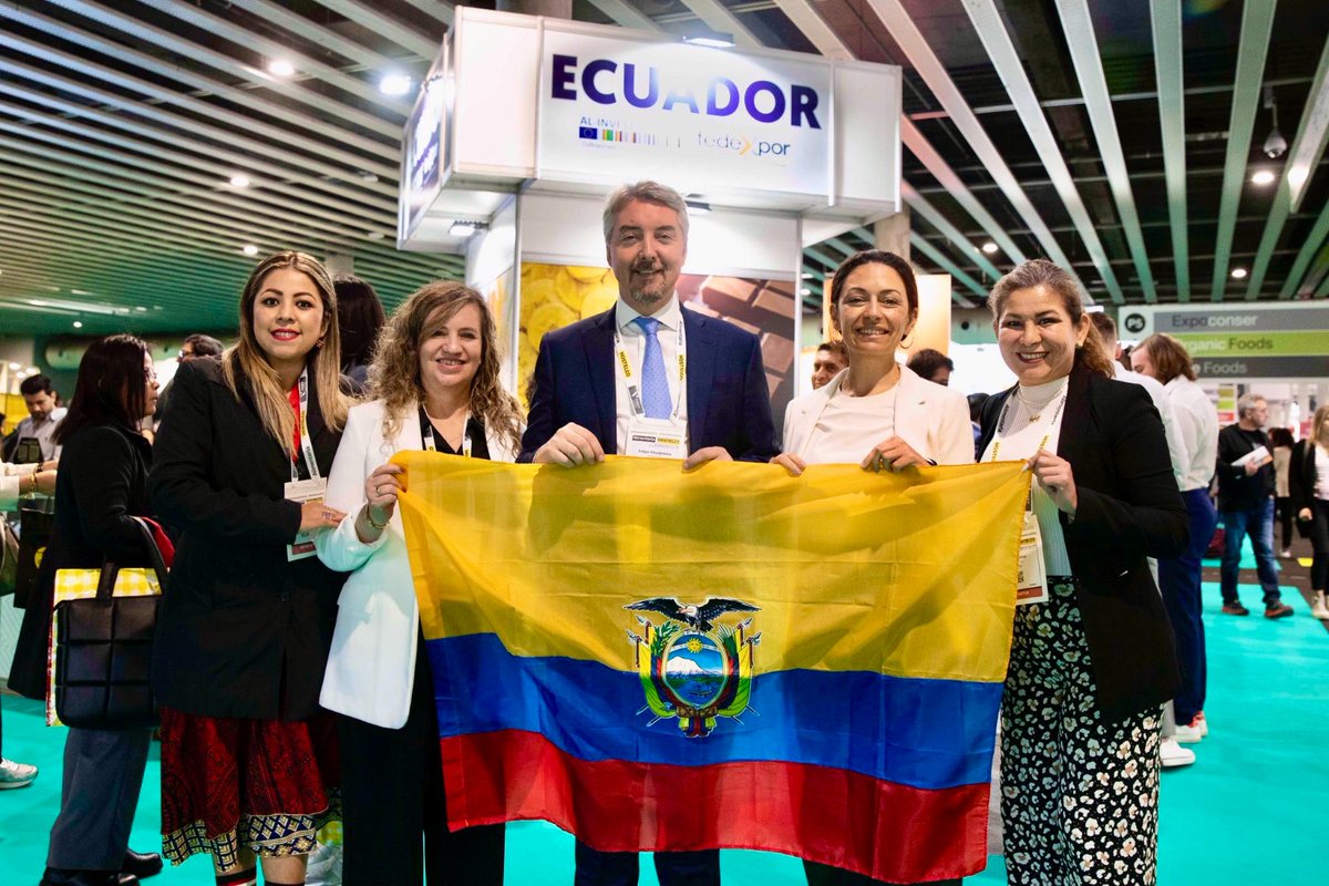 Fedexpor's tweet photo. El equipo de #Fedexpor, encabezado por nuestro Presidente Ejecutivo, @fribade, está presente en la feria @AlimentariaBCN , promoviendo la diversificación de la oferta exportable de #Ecuador 🇪🇨 . Agradecemos la presencia de la Embajadora @Wilmandrade desde @EmbajadaEcuESP. https://t.co/T3CKN1D6dU