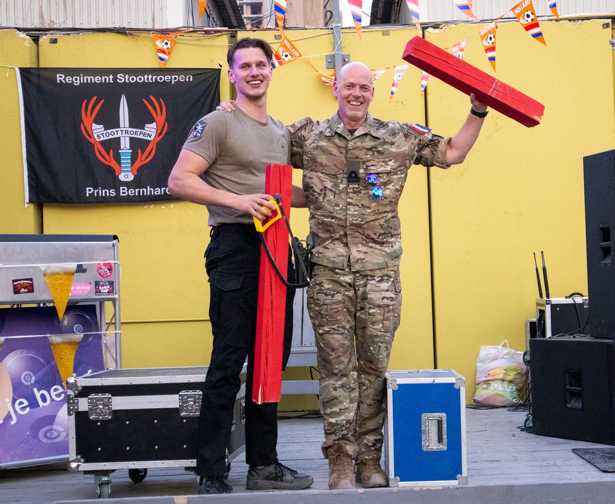 Afgelopen weekend werd in Irak stilgestaan bij het feit dat zowel de Force Protection compagnie halverwege hun uitzending zijn, wat ook wel de midterm wordt genoemd. Dat gebeurt traditioneel met het doorzagen van een boomstam of een stuk hout, de zogenoemde 'midterm balk’.