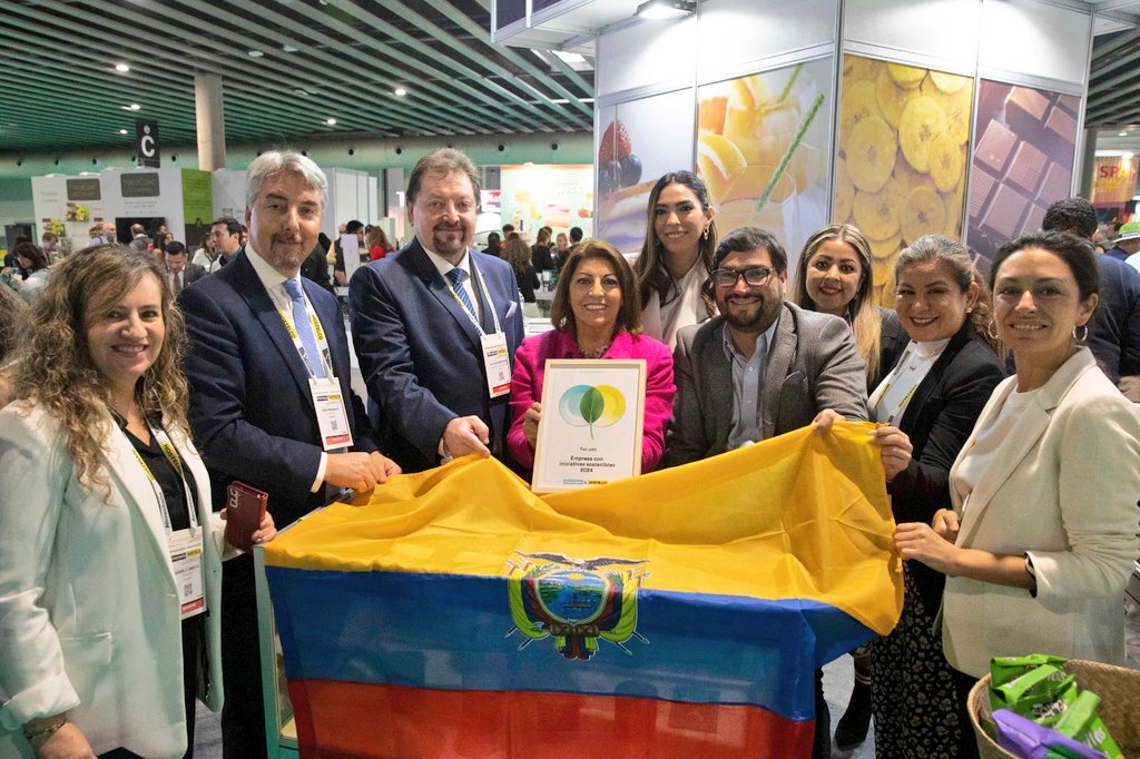 Fedexpor's tweet photo. El equipo de #Fedexpor, encabezado por nuestro Presidente Ejecutivo, @fribade, está presente en la feria @AlimentariaBCN , promoviendo la diversificación de la oferta exportable de #Ecuador 🇪🇨 . Agradecemos la presencia de la Embajadora @Wilmandrade desde @EmbajadaEcuESP. https://t.co/T3CKN1D6dU