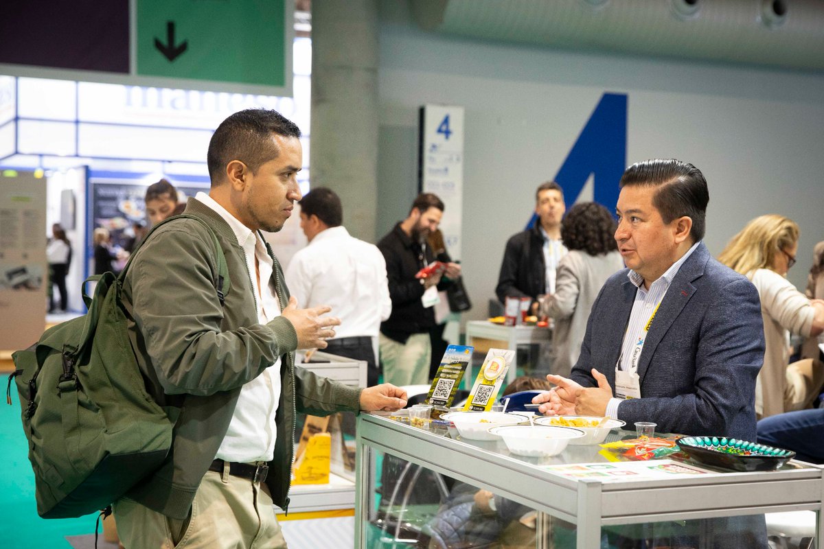 Fedexpor's tweet photo. El equipo de #Fedexpor, encabezado por nuestro Presidente Ejecutivo, @fribade, está presente en la feria @AlimentariaBCN , promoviendo la diversificación de la oferta exportable de #Ecuador 🇪🇨 . Agradecemos la presencia de la Embajadora @Wilmandrade desde @EmbajadaEcuESP. https://t.co/T3CKN1D6dU