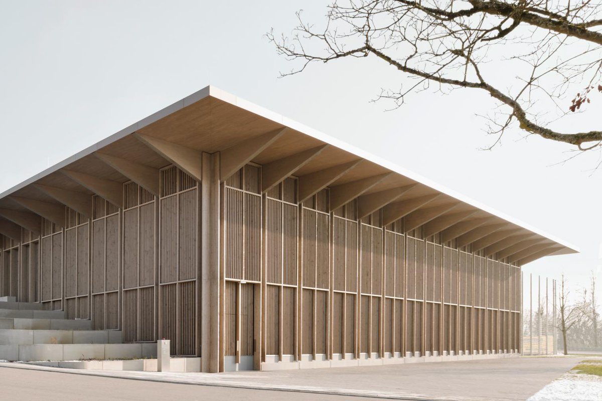 arquitect_viva's tweet photo. Pabellón polivalente Markelfingen. Alemania
Steimle Architekten
https://t.co/eToYaAJouJ
Situada en la orilla norte del lago Constanza, la matérica construcción es el centro de la vida comunitaria de la localidad alemana. La fachada con listones de madera, dispuestos verticalmente, confiere al edificio un aspecto homogéneo en sus cuatro frentes, acentuado por una cubierta, también de madera, con un amplio voladizo que se extiende en todas las direcciones.