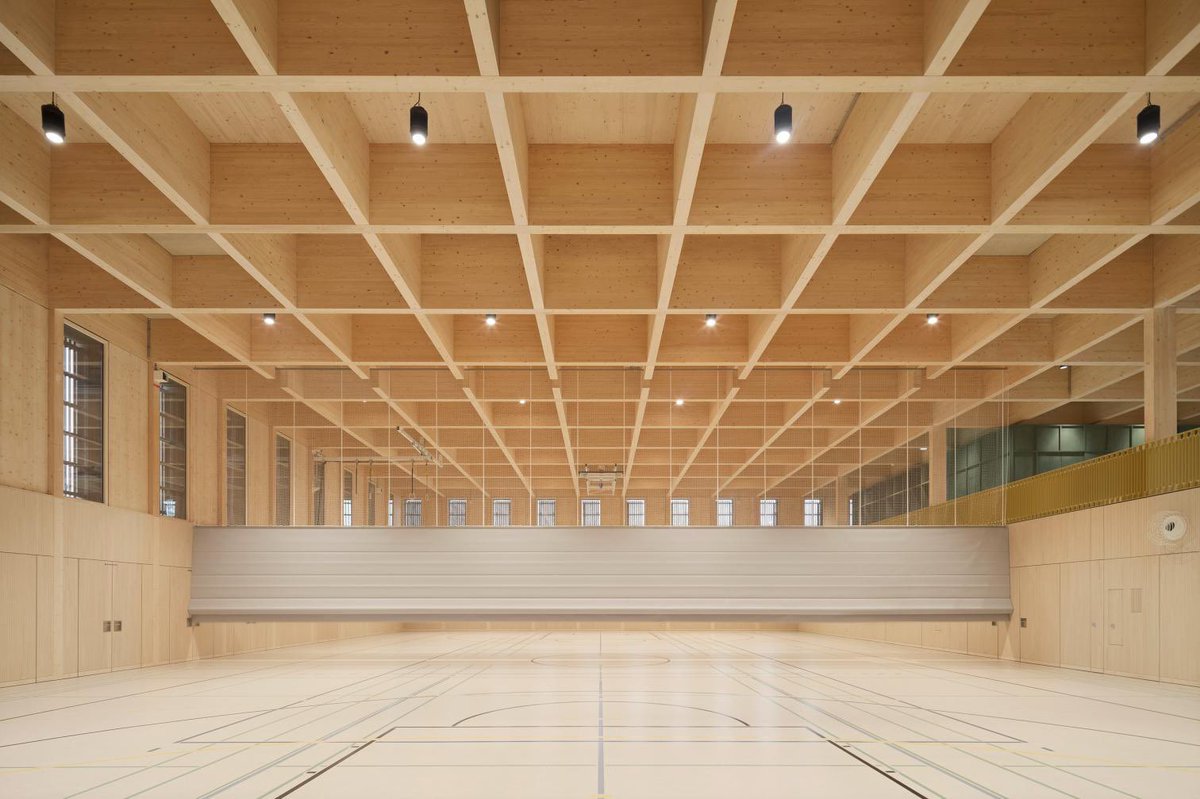 arquitect_viva's tweet photo. Pabellón polivalente Markelfingen. Alemania
Steimle Architekten
https://t.co/eToYaAJouJ
Situada en la orilla norte del lago Constanza, la matérica construcción es el centro de la vida comunitaria de la localidad alemana. La fachada con listones de madera, dispuestos verticalmente, confiere al edificio un aspecto homogéneo en sus cuatro frentes, acentuado por una cubierta, también de madera, con un amplio voladizo que se extiende en todas las direcciones.