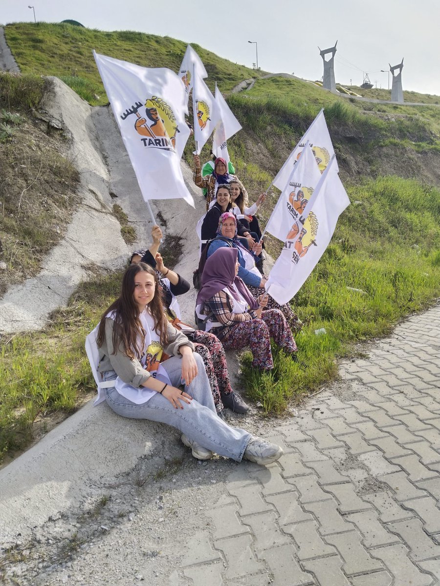 Ankara yürüyüşü ikinci gün, bir küçük mola verdik. Hemen bi maden işçisi durdu yanımızda su alıp getirmiş. Madenciler, enerji işçileri, depocular hepsiyle kaderimiz bir, kardeşliğimiz sonsuz. #AgrobayİşçileriYürüyor