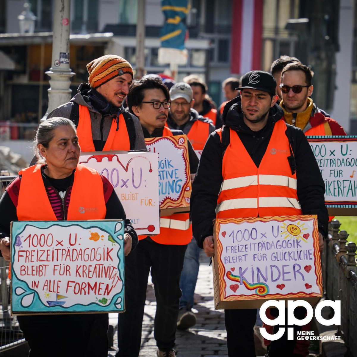 GewerkschaftGPA's tweet photo. Wir haben heute gemeinsam mit dem Betriebsrat von #BildungimMittelpunkt 18.000 Unterschriften an das Ministerium für Bildung, Wissenschaft und Forschung für den Erhalt und den qualitativen Ausbau der schulischen #Freizeitpädagogik übergeben. https://t.co/DcIR8cyJ75