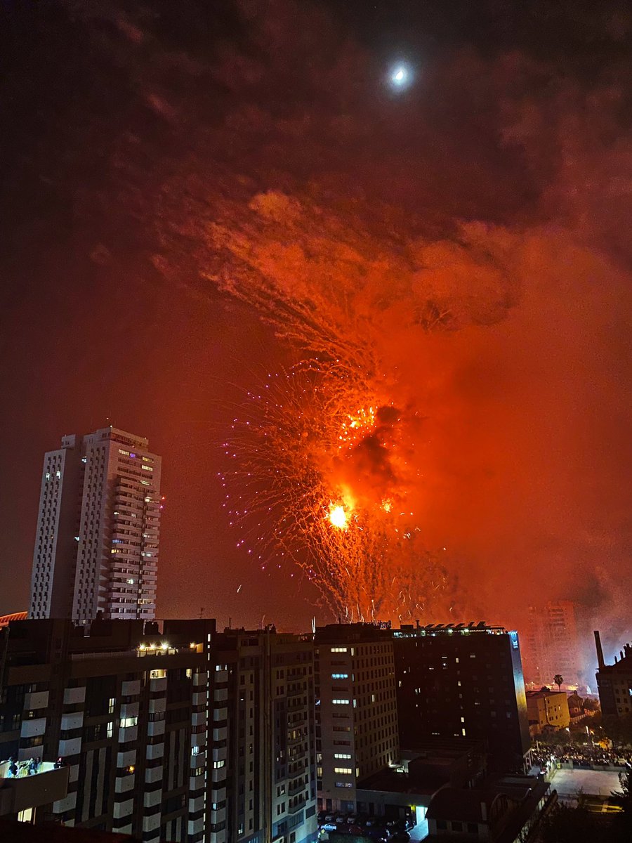 trismarco_'s tweet photo. 19 de marzo❤️🩹🔁
“ritual de fuego en el que lo viejo es destruído para abrir paso a lo nuevo”
#valenciaenfalles #falles2024 https://t.co/MO1VCPK5IC