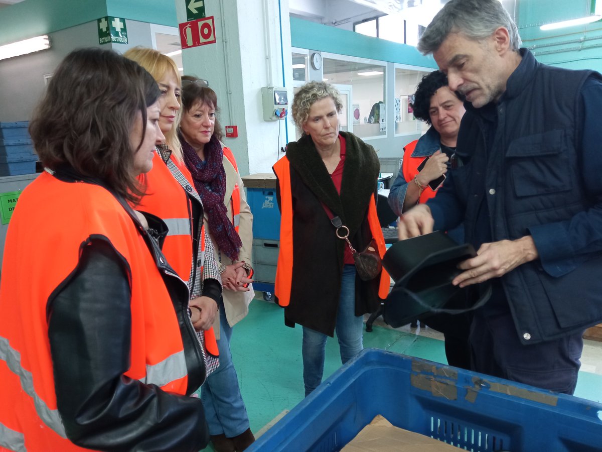 sendotuAB's tweet photo. Visita de personal de Lanbide al proyecto de @caritas taller prelaboral de inclusión de Basauri para personas en alta vulnerabilidad social en el que mejoran sus competencias sociolaborales y técnicas en montajes industriales y mecanizados y almacén #EuropaSeSiente @fondosocialeu https://t.co/AbhjtE6BkP