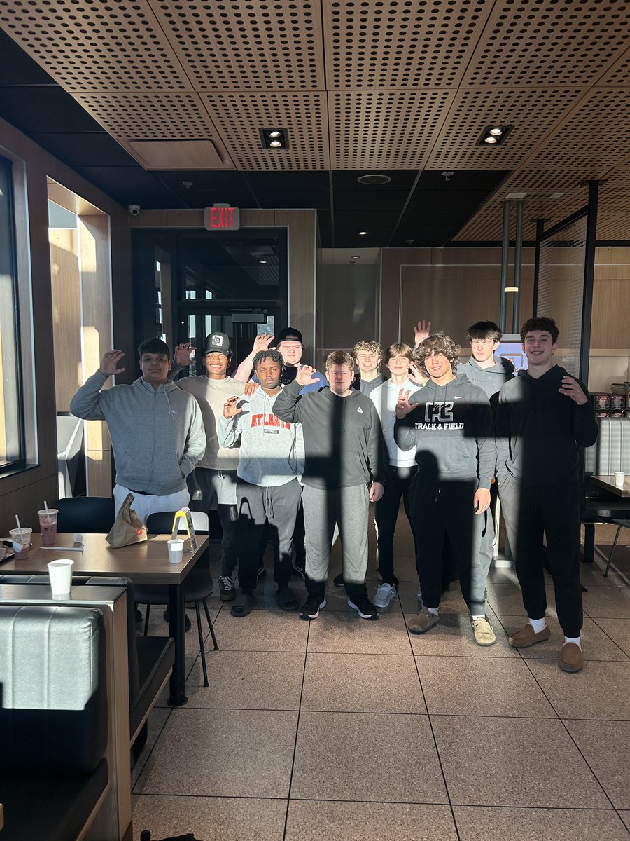 DreamTeamPCHS's tweet photo. Dream team 2.0 went to McDonald’s today for fellowship. Dream team 2.0 discussed how crucial relationships are within our lives! #Creekweek #Dreamteam #Fellowship @clintsurratt @CoachJaredCate @connor_carnes @PCHSfriscoFB https://t.co/sNGsM6OIUB