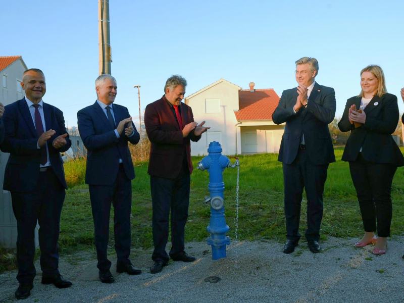 srbi_hr's tweet photo. НАПОКОН ПОТЕКЛА ВОДА У ИСЛАМУ ГРЧКОМ

Становници села Ислам Грчки у задарском залеђу, након деценија чекања и обећања, дочекали су питку воду у свом селу.

https://t.co/gL6Vcw5LND https://t.co/droc6htfXs