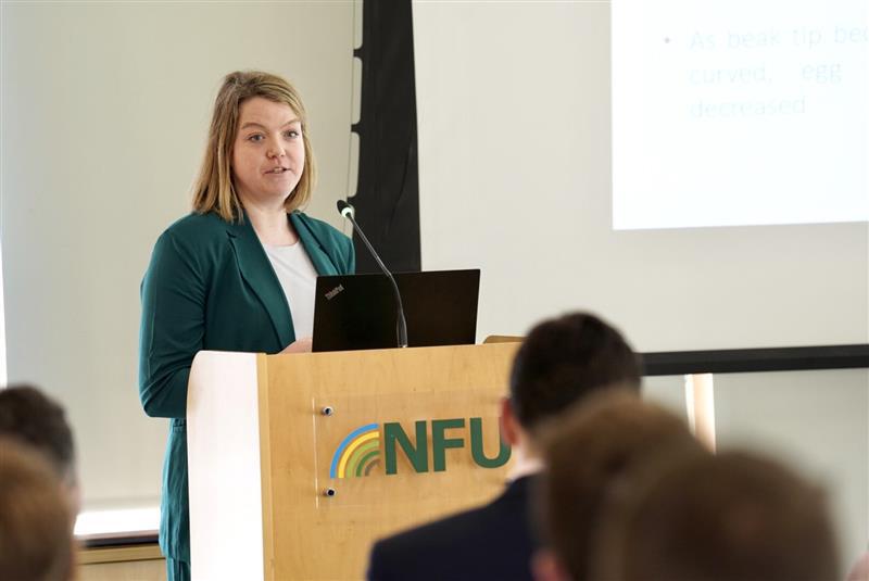 Dr Sarah Struthers from @roslininstitute is up next at our Poultry Research Seminar, discussing her postdoctoral research into beak shape and how this can influence feather pecking in laying hens 🥚🐔 #poultry #research