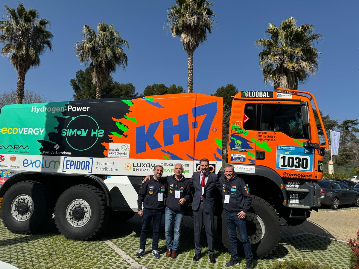 <a href="/GLSANTOST/">GrupoLogisticoSantos</a> en buena compañía con  Jordi Juvanteny, José Luis Criado Criado Barragán y Xavier Ribas y su magnifico vehículo. Hablando de Descarbonización y Alternativas Razonables, Nuevas Tecnologías o Las complicaciones burocráticas a las que nos enfrentamos #Dakar #AECOC