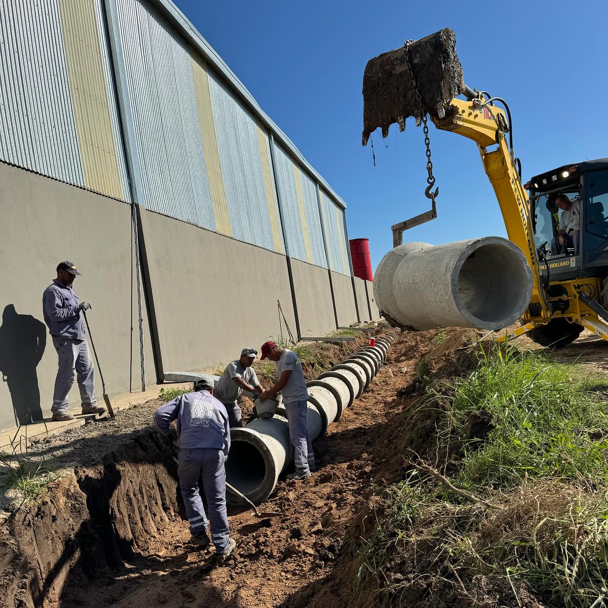 ComunadeFranck's tweet photo. PROYECTO PÚBLICO - PRIVADO 👷
La Comuna de Franck y Aceitera Colibrí trabajan de manera mancomunada llevando a cabo una significativa obra de entubado en la calle Gobernador Gálvez. https://t.co/9PpI7wKHhX